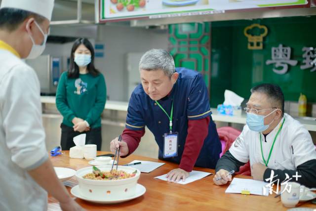 广东省首批乡村工匠烹饪专业正高级工程师、中山市烹饪协会会长、广东省五星粤菜名厨郑耀荣（右二）正在品菜。 南方+ 卢子衡 拍摄