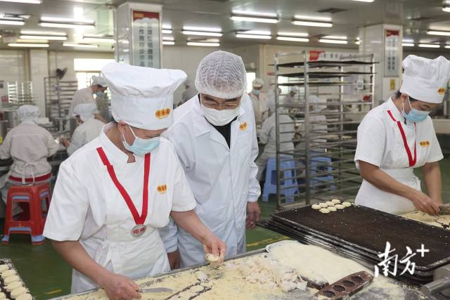 张延杰对车间工作人员进行指导。  南方+ 叶志文 拍摄