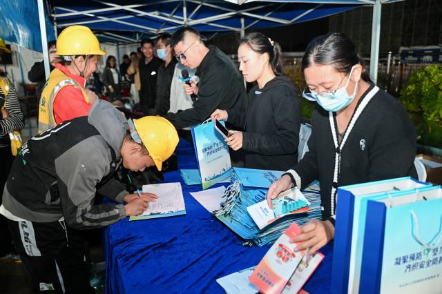 工作人员化身“安全顾问”。 工作人员化身“安全顾问”。